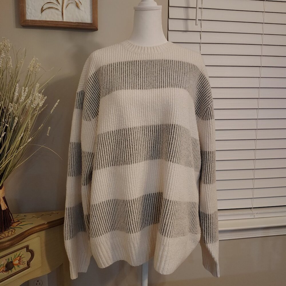 Hollister  - White & Grey - Long Sleeve Sweater - Medium